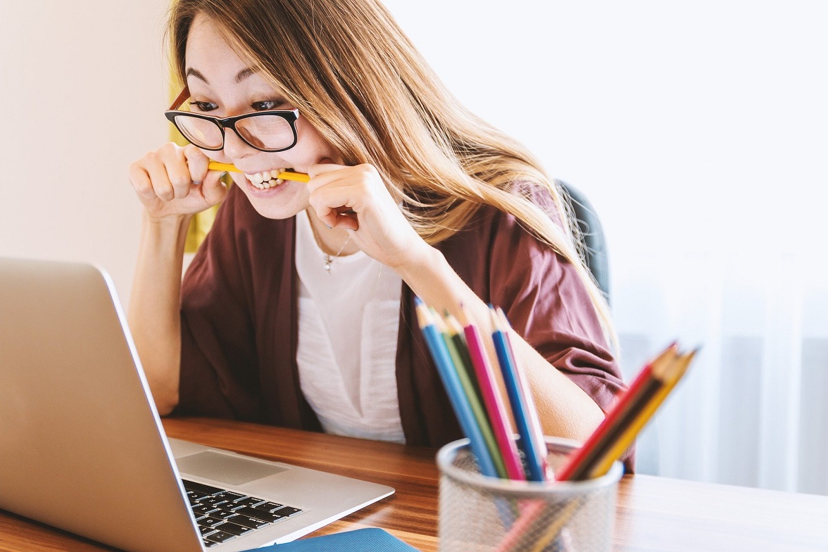 visuel femme travaillant sur ordinateur